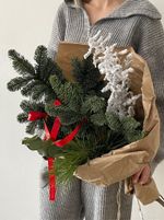 Букет из нобилиса, эвкалипта, кедра и заснеженной ветки