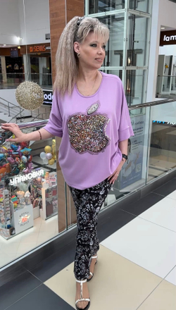 Яркая туника с жемчужно-стразовым изображением "яблока"