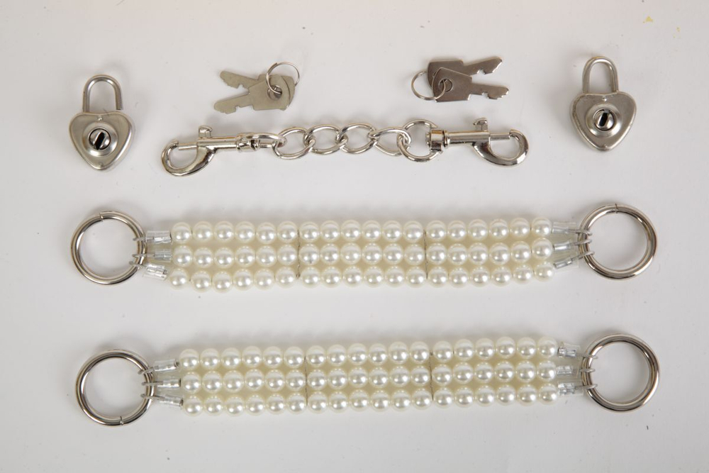 Наручники из перламутровых бус (Цвет: белый)