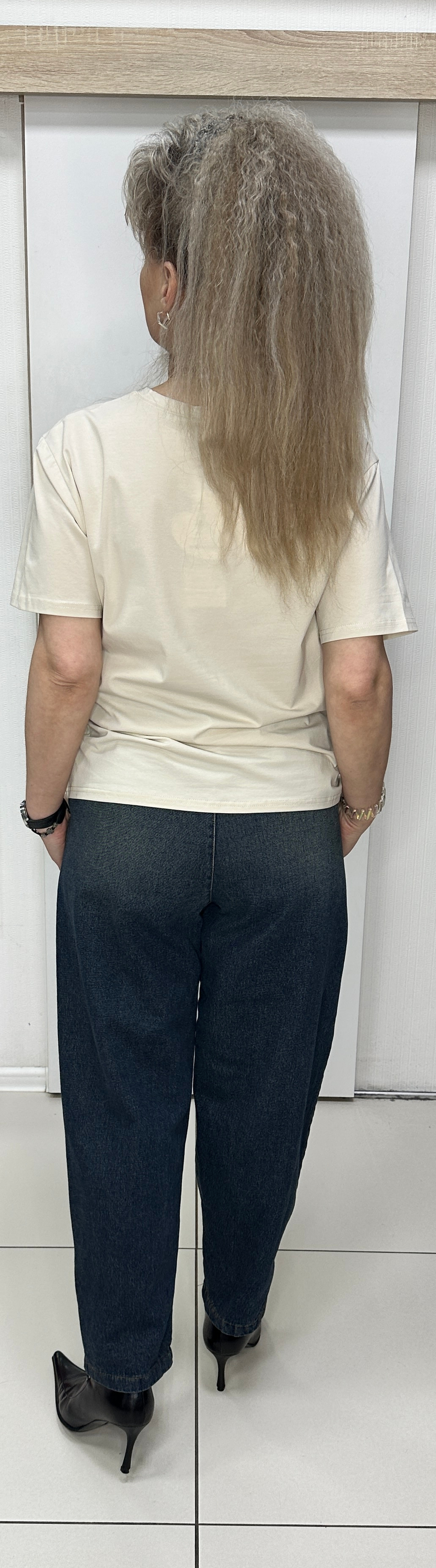 Джинсы-джоггеры темно-синего цвета.