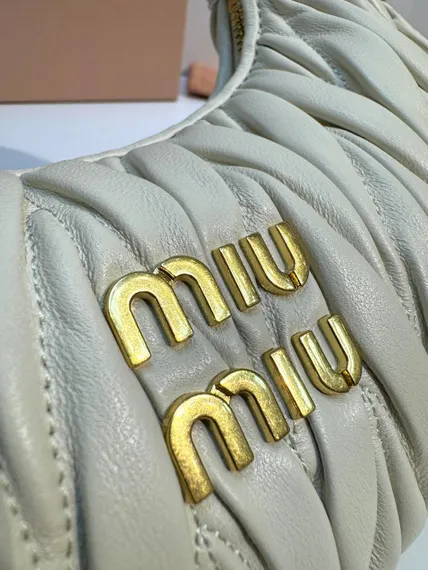 Сумка-хобо Miu Miu Wander matelassé nappa, белый