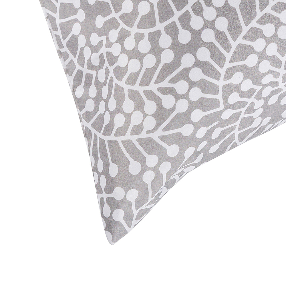 Набор из двух наволочек серого цвета с принтом Спелая смородина из коллекции scandinavian touch, 70х70 см