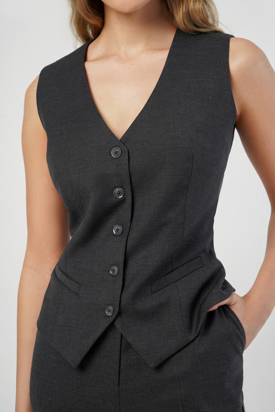 Жилет приталенный в графитовом цвете