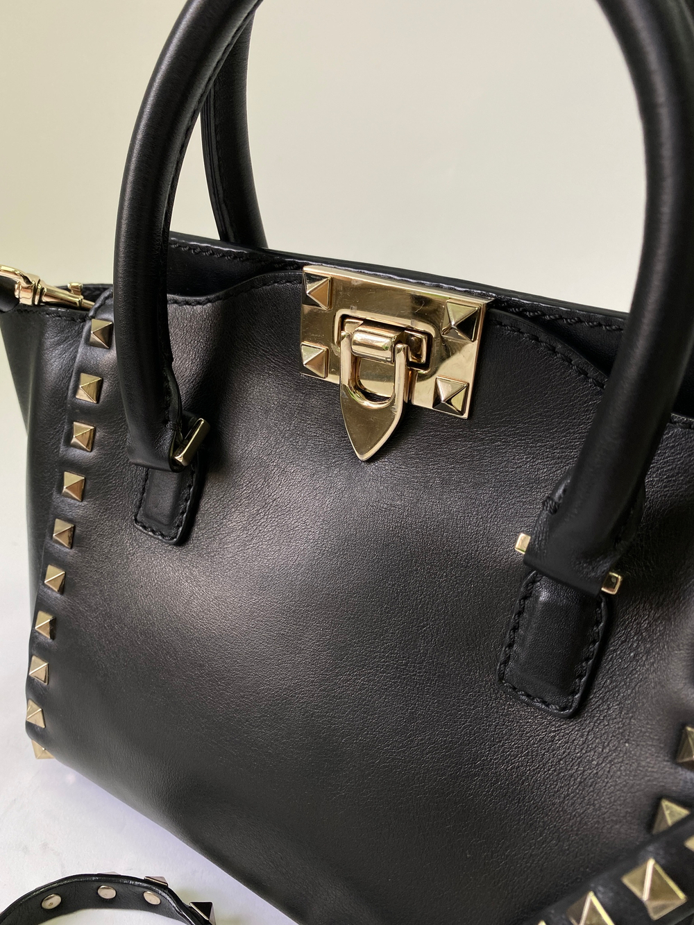 Сумка Valentino Garavani Rockstud Tote Rigid Leather Mini