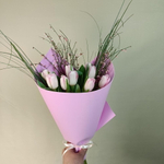 Розовые тюльпаны с ароматной генистой и зеленью