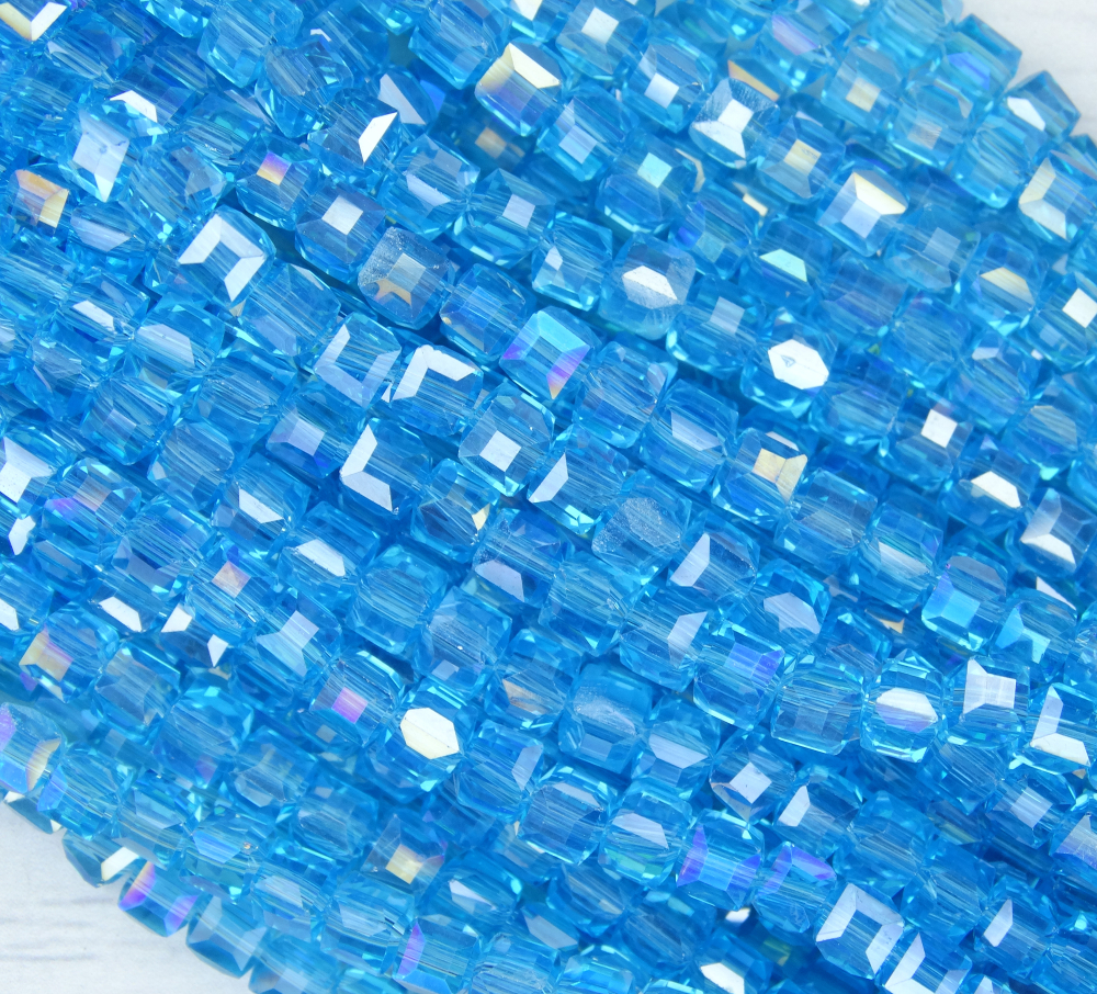 БВ016ДС4 Хрустальные бусины квадратные, цвет: ярко-голубой AB прозрачный, 4 мм, кол-во: 44-45 шт.