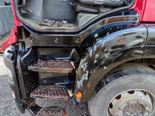 Корпус подножек левый