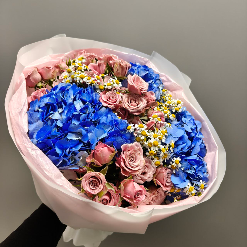 Интересный букет с голубой гортензией "Контрасты" Интересный букет с голубой гортензией "Контрасты"