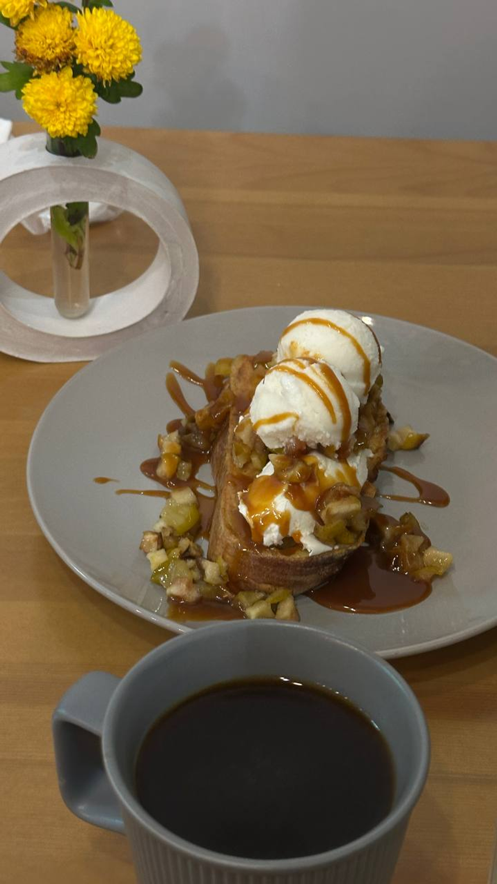 Гренка (французский тост) с грушей и карамелью