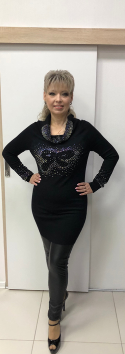 Нарядная черная туника-свитер со стразовой отделкой