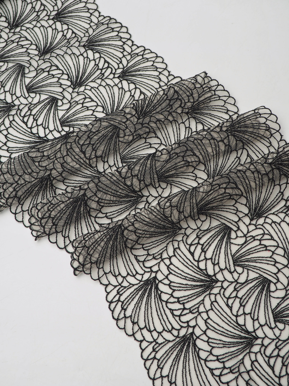 Вышивка на сетке телесная с черным ширина 22 см ОТРЕЗЫ