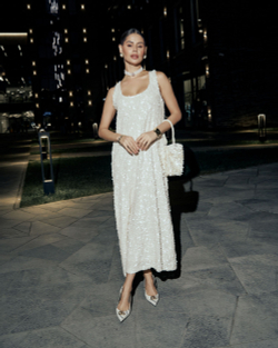 Платье в молочном цвете с пайетками