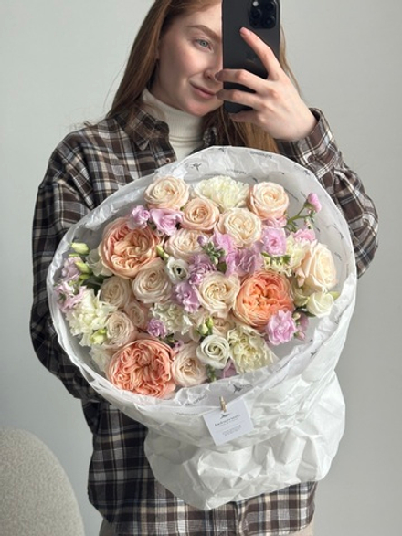 Букет из кустовых пионовидных роз, лизиантуса, маттиолы и пионовидных одноголовых роз