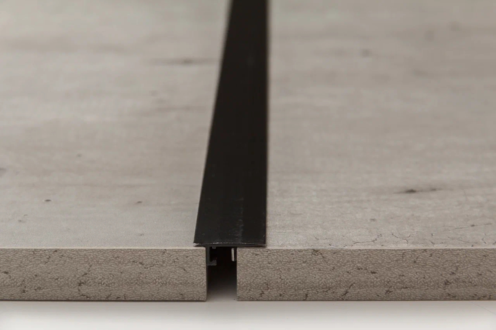 Алюминиевый порог для пола НЕПЛИНТУС UL20X6-03 Черный 20х6х2000 мм