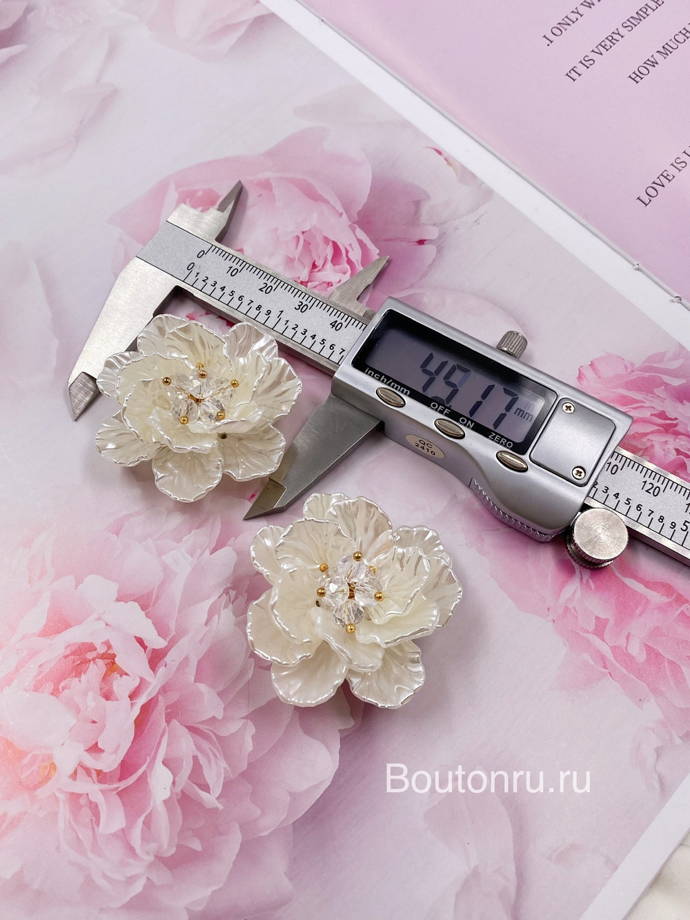 Накладка на пуговицу золотистая в форме цветка с перламутровыми лепестками