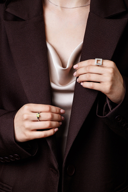 Кольцо из серебра с центральной вставкой из жёлтого фианита