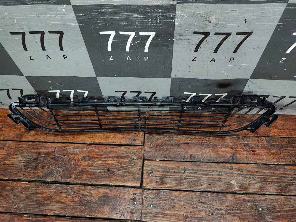 Решетка переднего бампера Mercedes C (W205) 14-18 Б/У Оригинал A2058852023