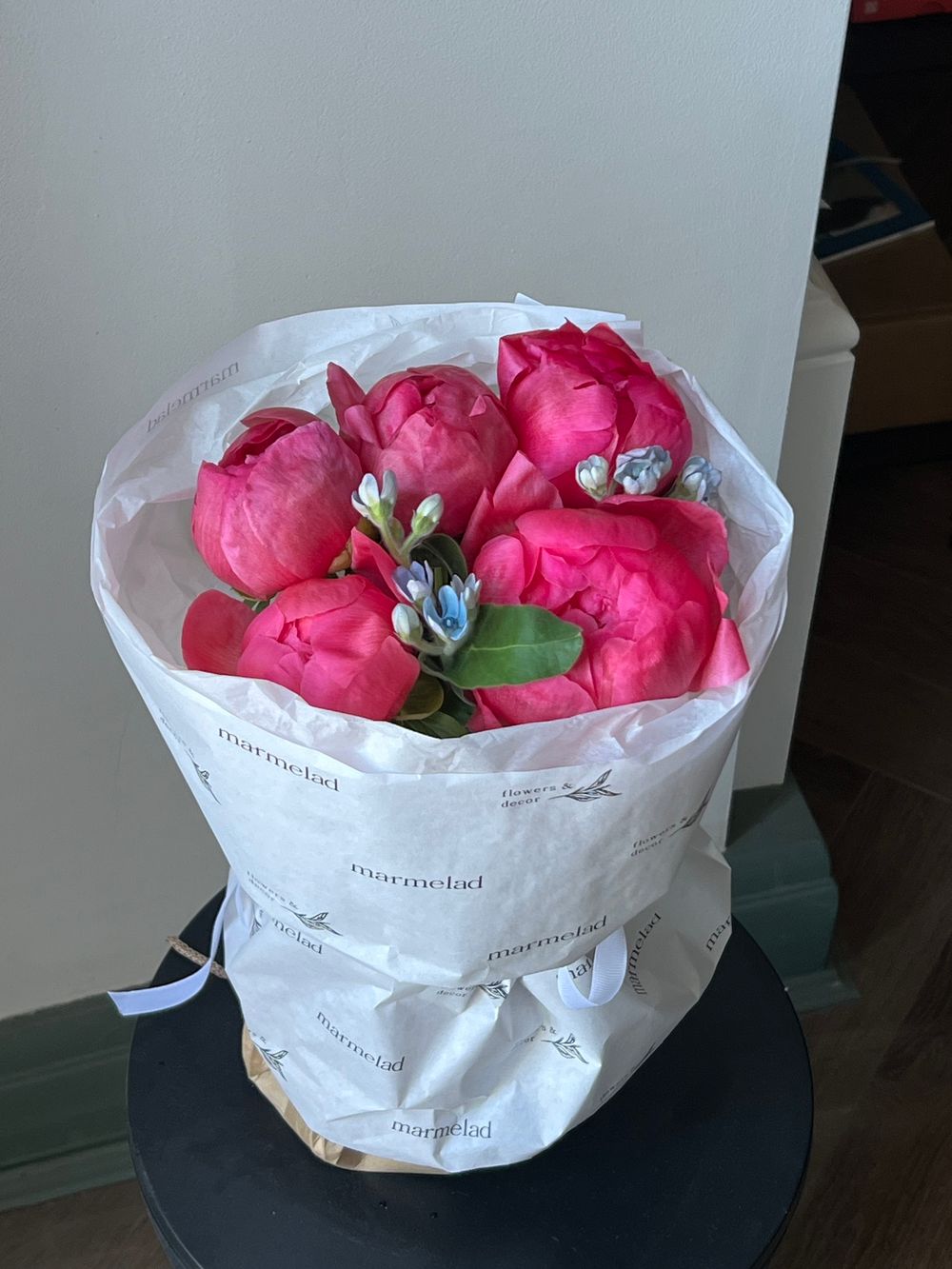 Букет из пионов и голубого оксипеталума