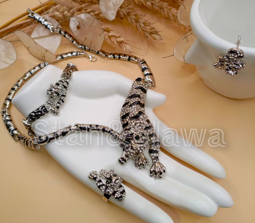 Ожерелье "Леопардовый набор"из четырех предметов.