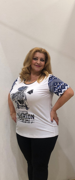 Белый блузон с короткими синими рукавами и крупным принтом