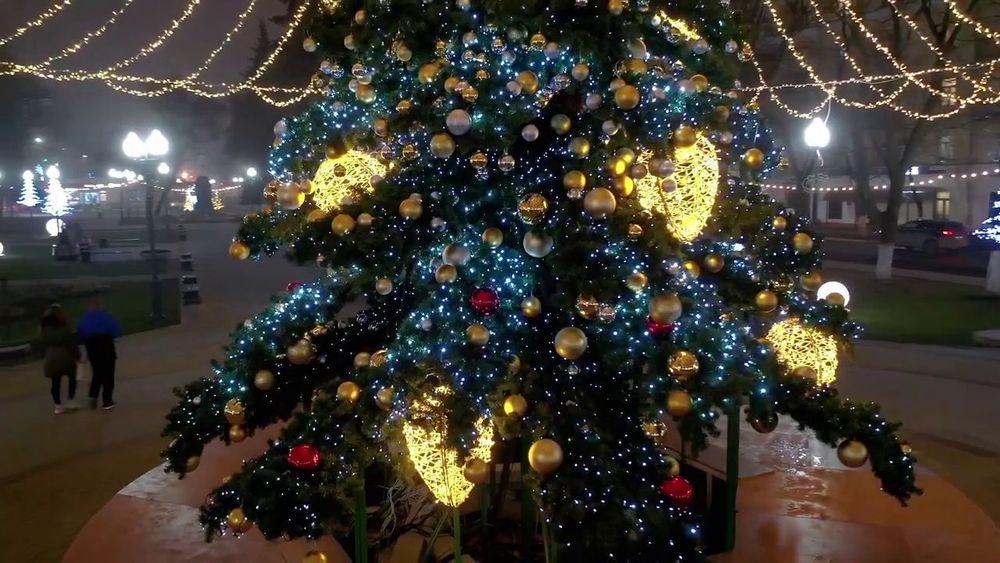 Светодинамическая елка ствольная - встроенная гирлянда: Теплый свет - "Таежная" от 11 до 21 м