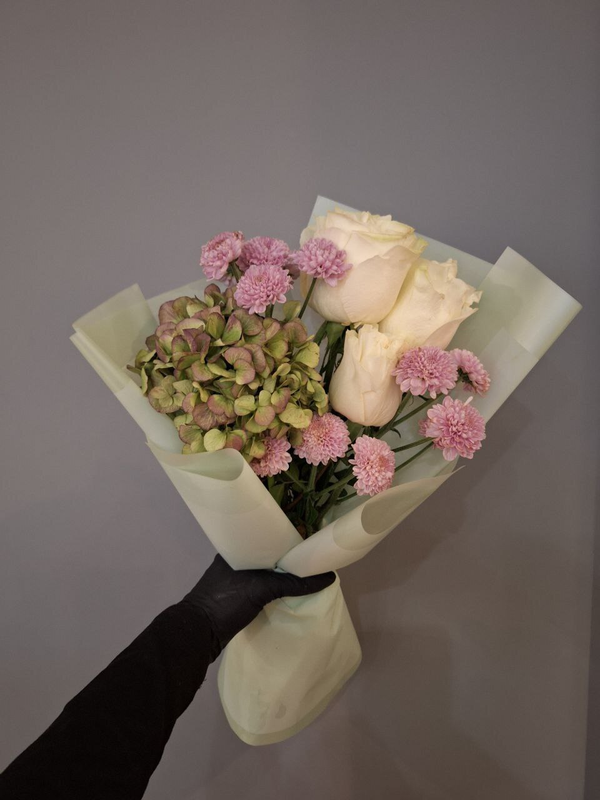 Букет-комплимент из роз, гортензии и сантини