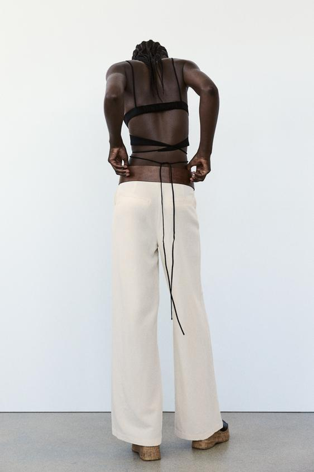 ZARA УКОРОЧЕННЫЙ ТОП ВНАХЛЕСТ С ЦВЕТОЧНЫМ ПРИНТОМ, ЧЕРНЫЙ