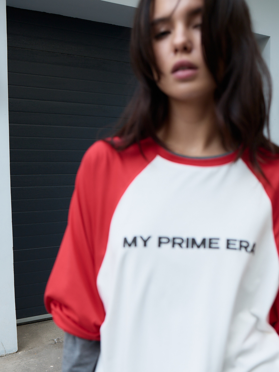 Лонгслив с контрастными рукавами "My prime era"