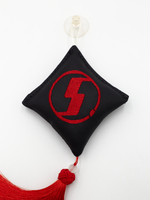 Ромб объемный на присоске SHACMAN (экокожа, черный, красная вышивка, кисть)