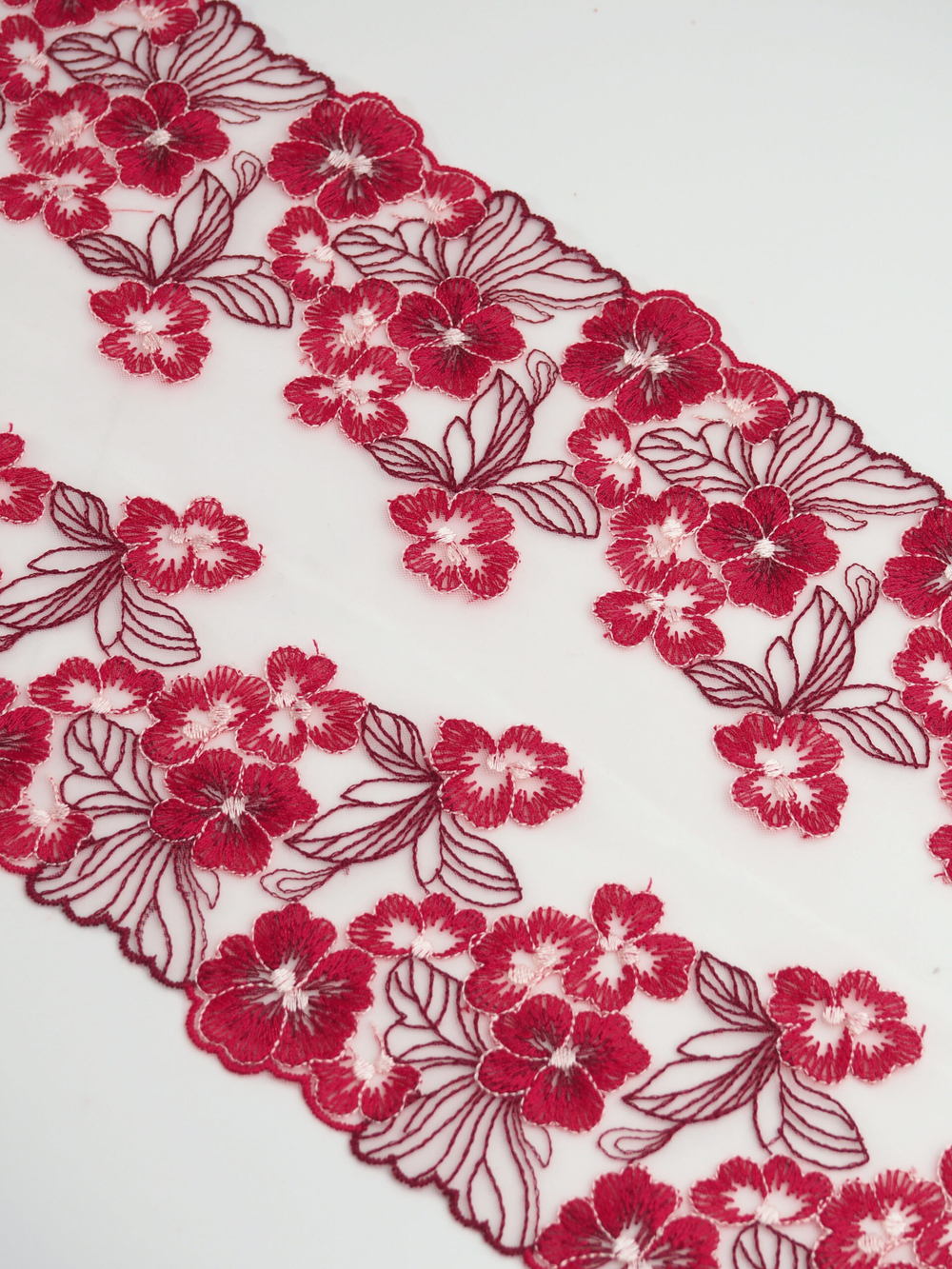 Вышивка на сетке белая с красным и бордовым неэластичная ширина 17 см