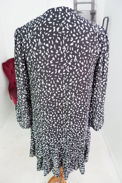 Платье монохромное, визуально на 48 размер