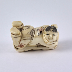 Нэцкэ Мальчик Карако на листе