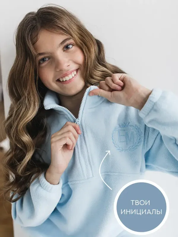 Детский голубой свитшот из флиса с вышивкой инициалов — бренд Божья Коровка