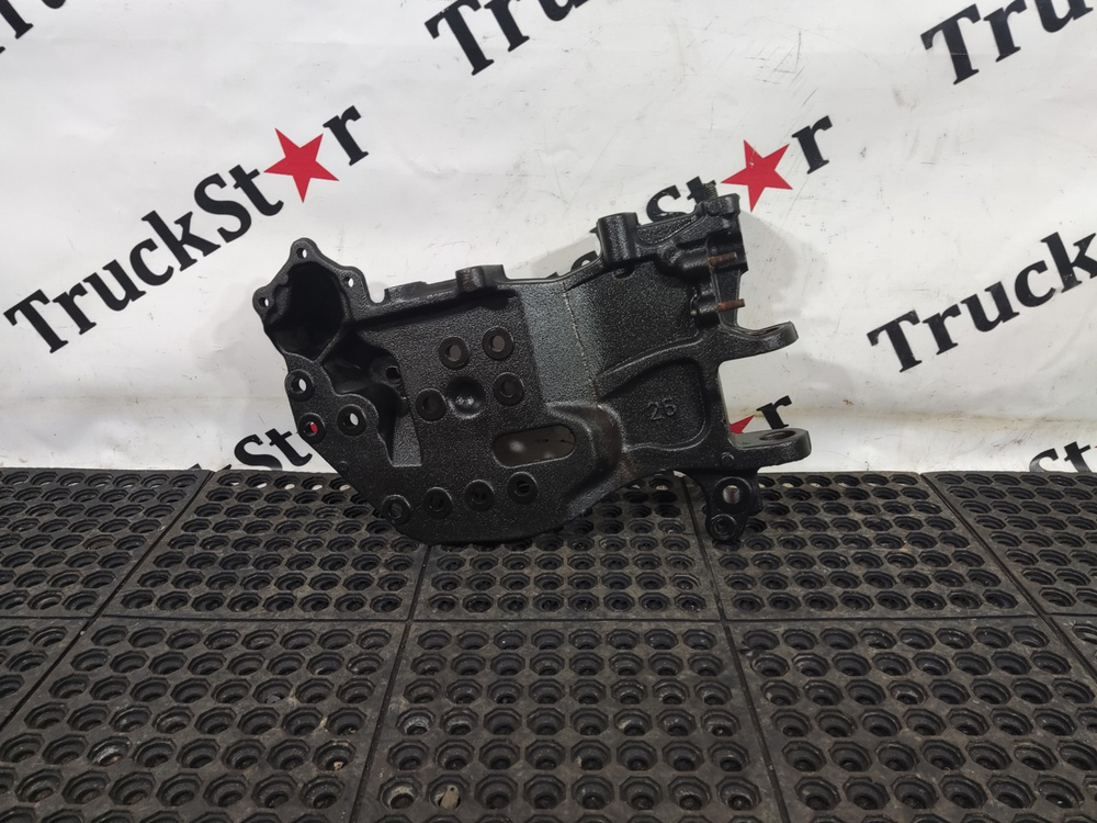 Кронштейн переднего бампера левый