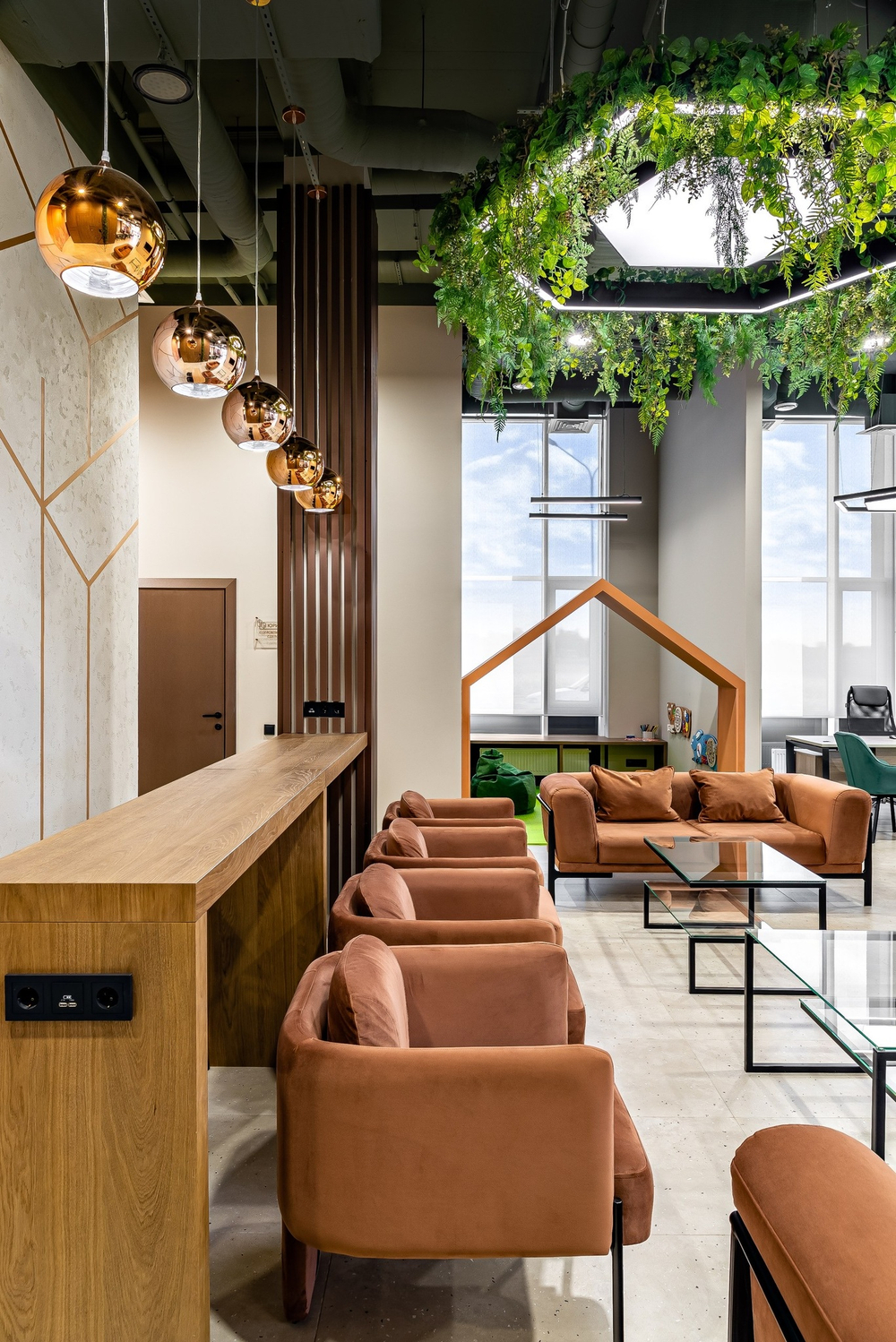 Вертикальное озеленение искусственной зеленью офиса продаж «Новая Елизаветка» строительной компании «Инсити».