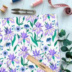 Ткань сатин бледные фиолетовые ирисы на белом фоне