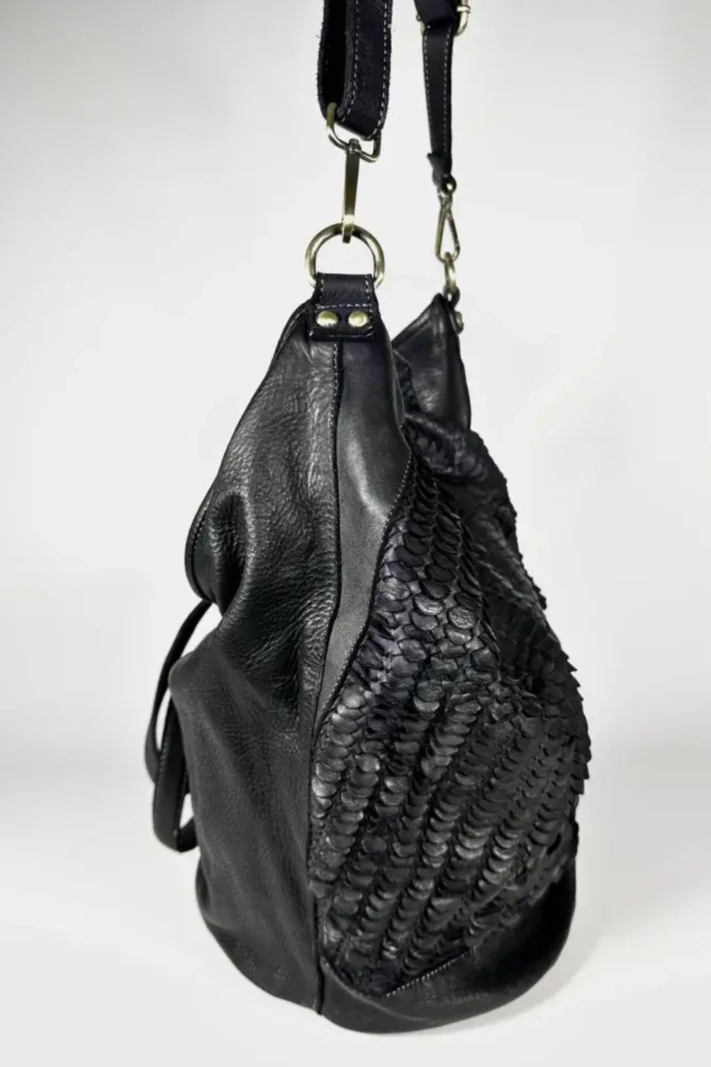 Женская большая плетеная сумка черного цвета