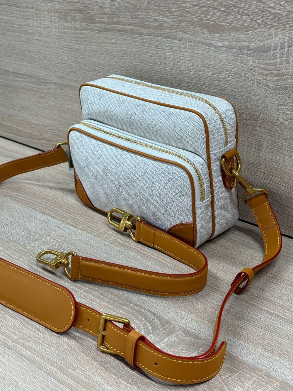 Сумка-мессенджер Louis Vuitton