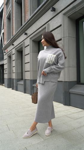 Серый трикотажный костюм с юбкой