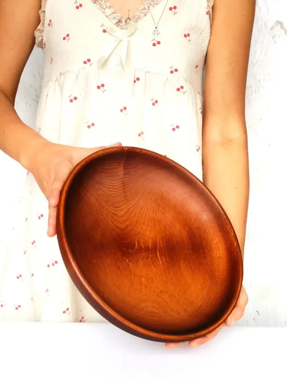 Деревянная сервировочная тарелка из кедра