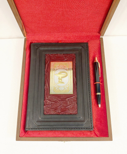 Набор "Ежедневник "Подарок медику" (златоустовская гравюра) из натуральной кожи со съемной обложкой и ручкой Parker"