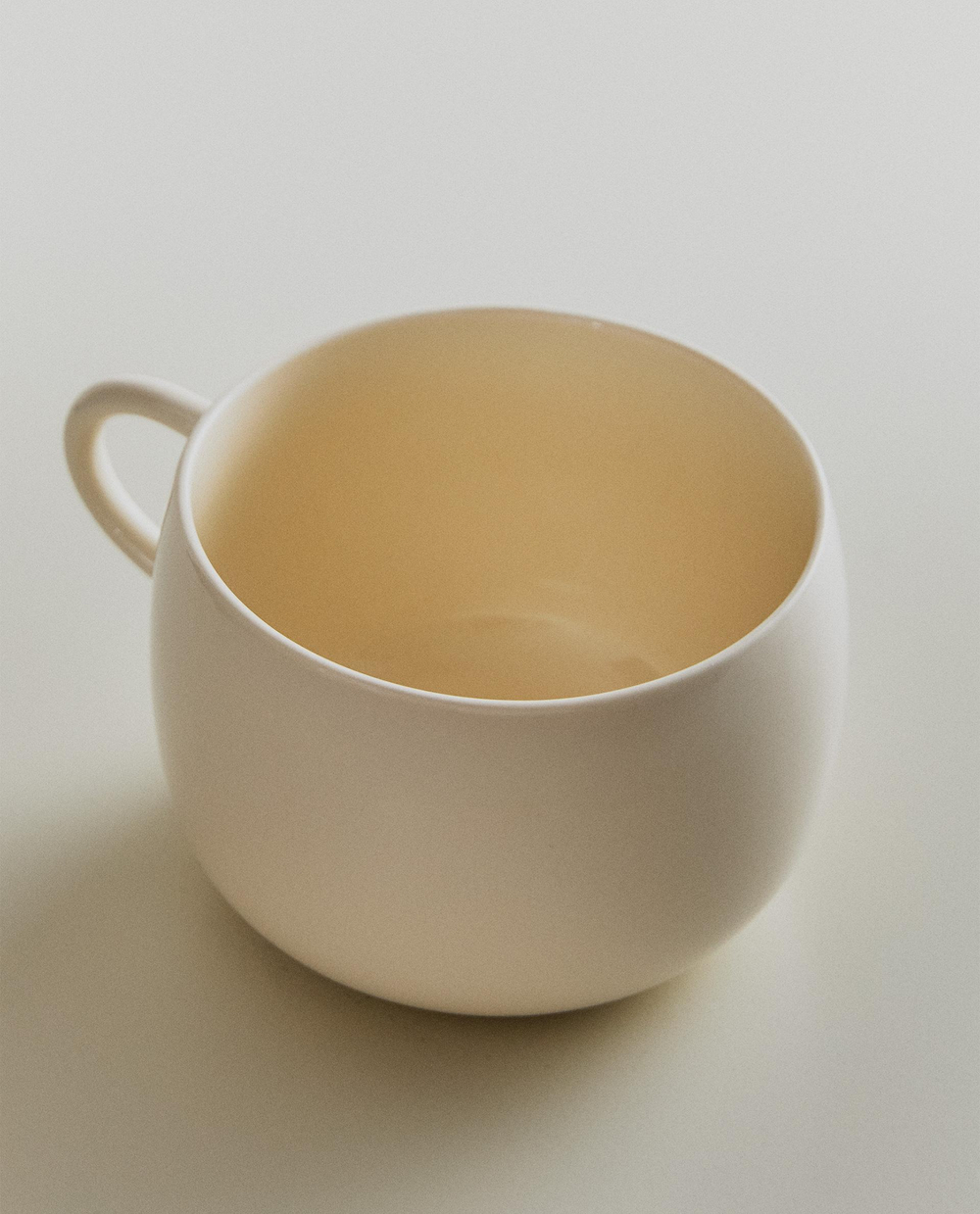 Zara Home чашка из каменной керамики, цвет кремовый, 15.3 см