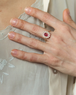 кольцо с сапфиром падпараджа и белыми топазами