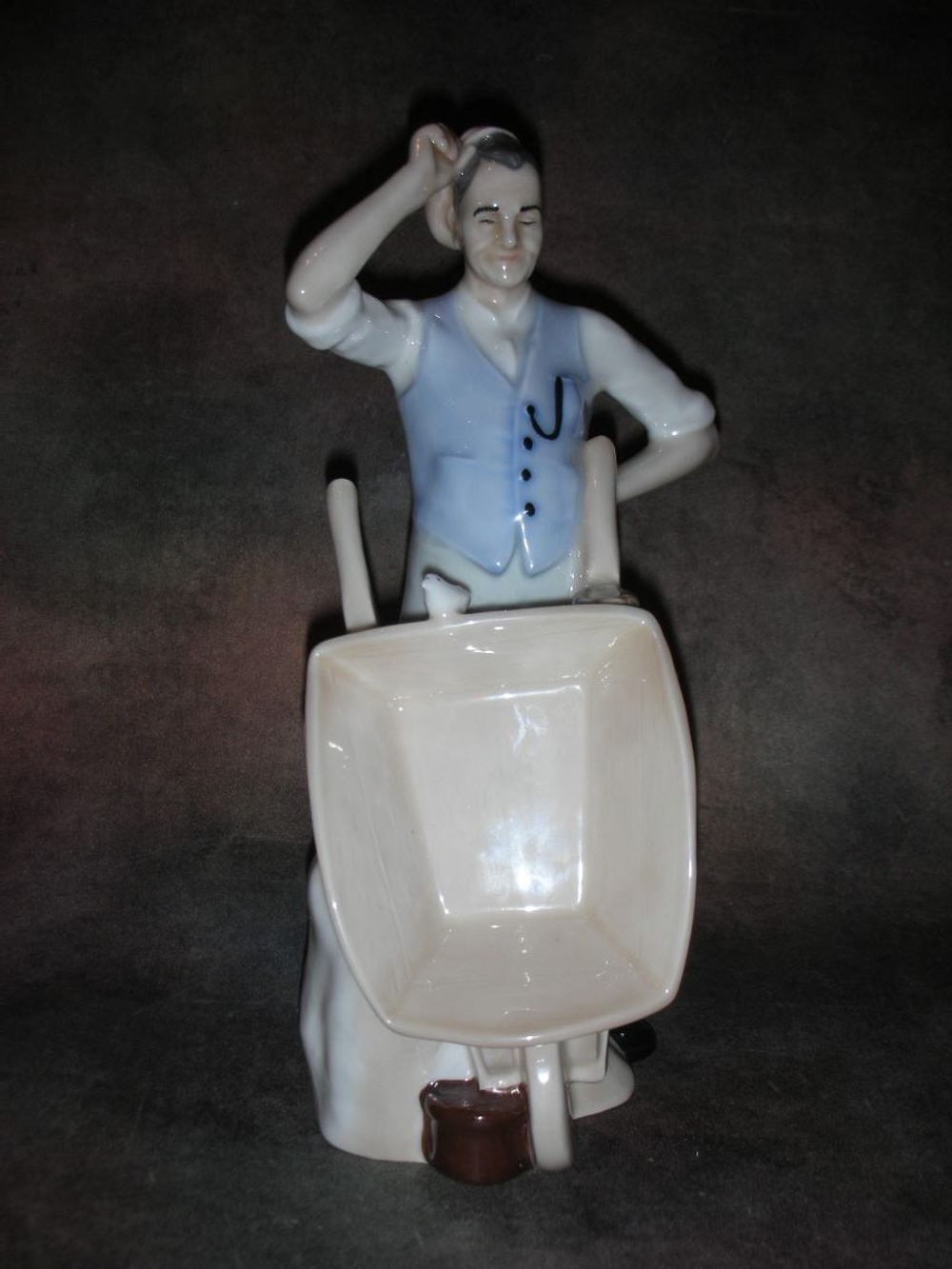 Статуэтка. Фарфор. Садовник. Royal Doulton. Англия.