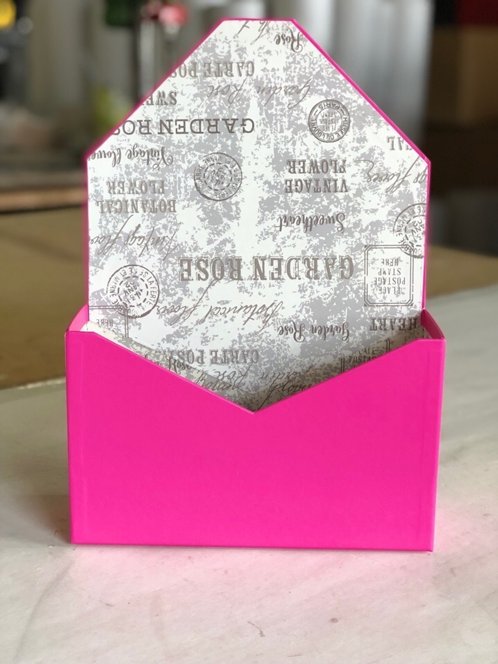 Картонная коробка для цветов в форме конверта . Цвет: Фуксия. Розница 400 рублей .