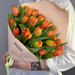 Букет из оранжевых пионовидных тюльпанов