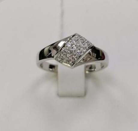 Кольцо из золота с фианитами