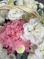 Авторская композиция в корзине в бело-розовой гамме