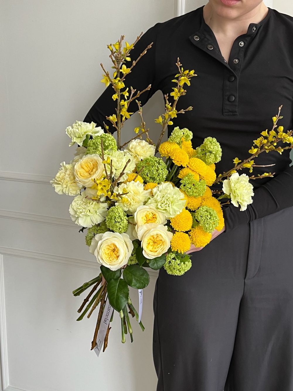 Букет сборный в ярких оттенках под ленту