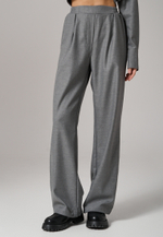 Брюки с поясом на резинке серые